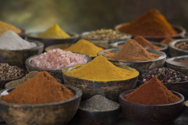 Yemek kitabı ve çeşitli baharatlar arka planı