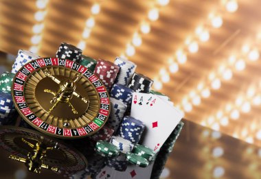 Kumar masasında poker fişleri, hareket halindeki rulet çarkı, kumarhane geçmişi