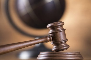 Globe, hukuk teması, yargıç tokmağı, tahta tokmak.