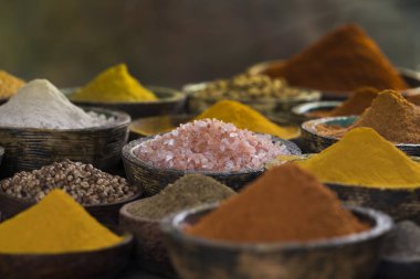 Yemek kitabı ve çeşitli baharatlar arka planı