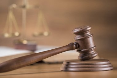 Tahta tokmak avukatı, adalet kavramı, hukuk sistemi kavramı.