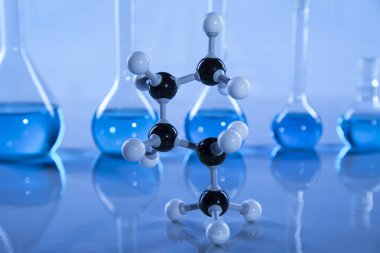 Cam eşyalar, laboratuvar şişeleri, bilim deneyi.