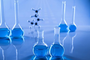 çeşitli laboratuar cam malzemeleri