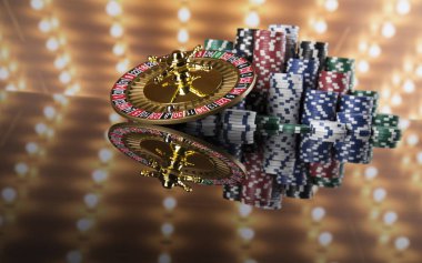 Kumar masasında poker fişleri, hareket halindeki rulet çarkı, kumarhane geçmişi