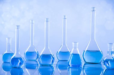 Laboratuvar deney tüpleri, fen deneyleri, mavi arka plan.