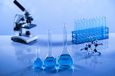 Cam eşyalar, laboratuvar şişeleri, bilim deneyi.