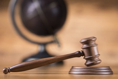 Globe, hukuk teması, yargıç tokmağı, tahta tokmak.