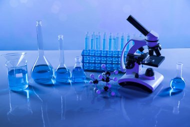 Laboratuvar deney tüpleri, fen deneyleri, mavi arka plan.