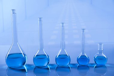 Laboratuvar Araştırma ve Geliştirme. Kimyasal deney için bilimsel cam eşyalar