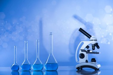 Laboratuvar deney tüpleri, fen deneyleri, mavi arka plan.