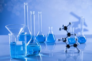 Cam eşyalar, laboratuvar şişeleri, bilim deneyi.