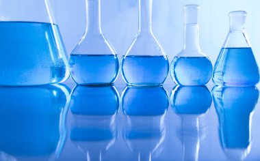 çeşitli laboratuar cam malzemeleri