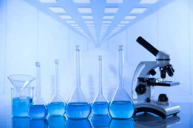 Laboratuvar Araştırma ve Geliştirme. Kimyasal deney için bilimsel cam eşyalar