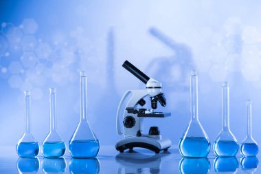Laboratuvar Araştırma ve Geliştirme. Kimyasal deney için bilimsel cam eşyalar