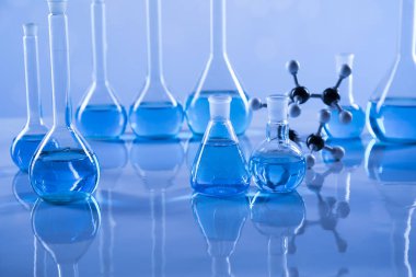 çeşitli laboratuar cam malzemeleri