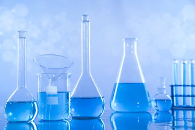 çeşitli laboratuar cam malzemeleri