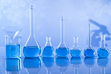 çeşitli laboratuar cam malzemeleri
