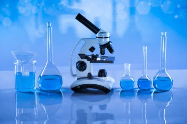Cam eşyalar, laboratuvar şişeleri, bilim deneyi.