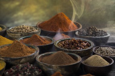 Mutfak masasında çeşitli baharat ve bitkiler var.