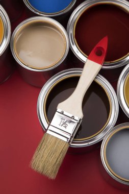 Gökkuşağı dolu kova yağlı boya kırmızı arka plan üzerinde renkli