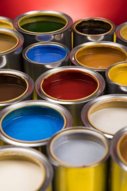 Grup fırça, renk boya ile teneke metal kutular