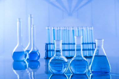 çeşitli laboratuar cam malzemeleri