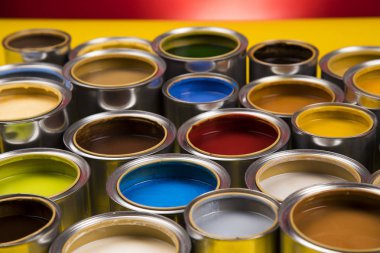 Grup fırça, renk boya ile teneke metal kutular