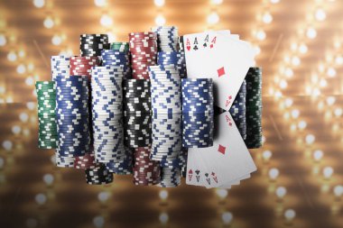 Oyun masasında poker çipleri