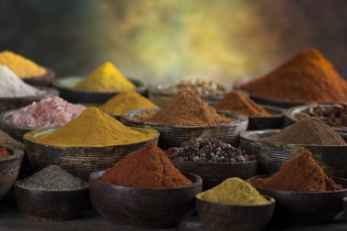 Mutfak masasında çeşitli baharat ve bitkiler var.