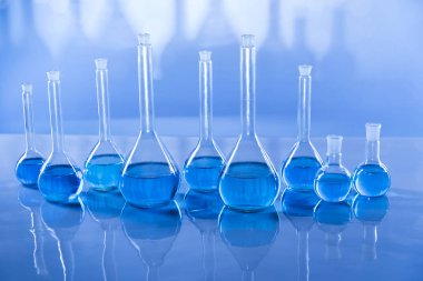 Cam eşyalar, laboratuvar şişeleri, bilim deneyi.