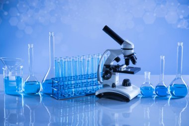 Laboratuvar deney tüpleri, fen deneyleri, mavi arka plan.