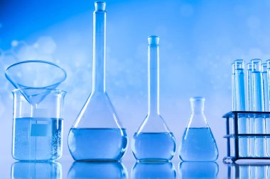 Cam eşyalar, laboratuvar şişeleri, bilim deneyi.