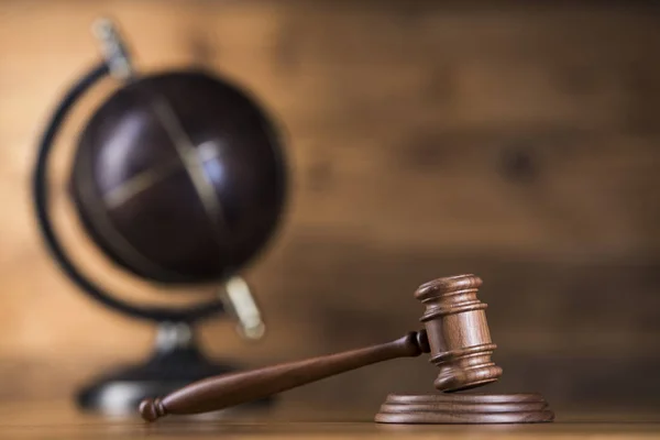Globe Law Theme Mallet Judge Wooden Gavel — Stock Photo, Image