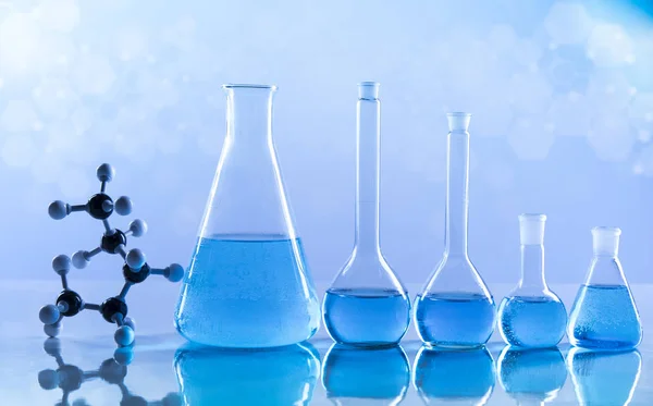 Laboratoriumonderzoek Ontwikkeling Wetenschappelijk Glaswerk Voor Chemisch Experiment — Stockfoto