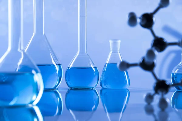 实验室研究与开发 化学实验用科学玻璃器皿 — 图库照片