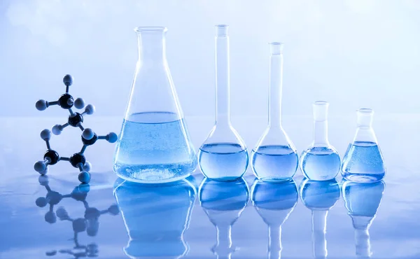 Béquer Laboratório Experimento Ciência Fundo Azul — Fotografia de Stock