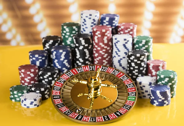 Kumar Masasında Poker Fişleri Hareket Halindeki Rulet Çarkı Kumarhane Geçmişi — Stok fotoğraf