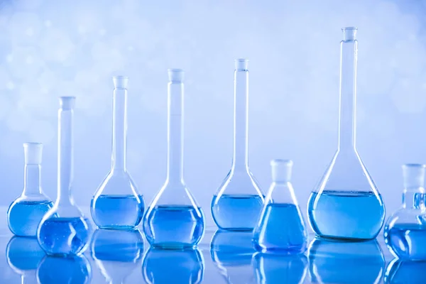 Zlewki Laboratoryjne Eksperyment Naukowy Niebieskie Tło — Zdjęcie stockowe