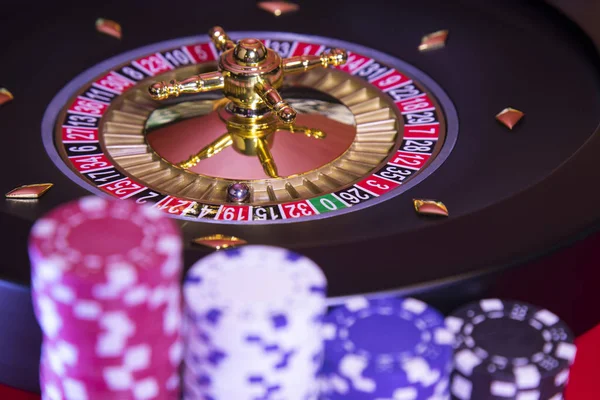 Roulette Wheel Running Casino Poker Chips — Stock Photo, Image