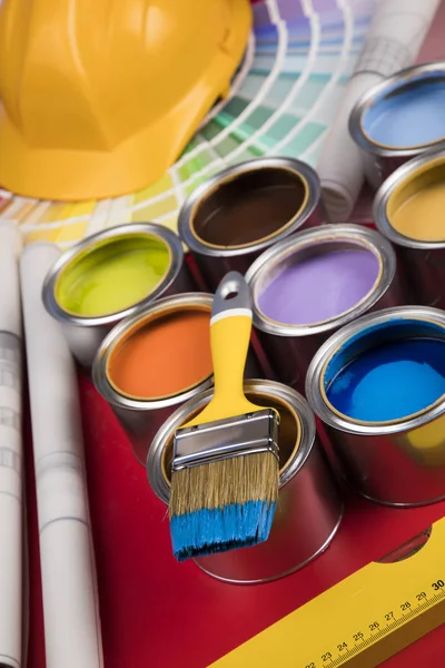 Baldes Cheios Tinta Óleo Colorida Arco Íris Fundo Vermelho — Fotografia de Stock