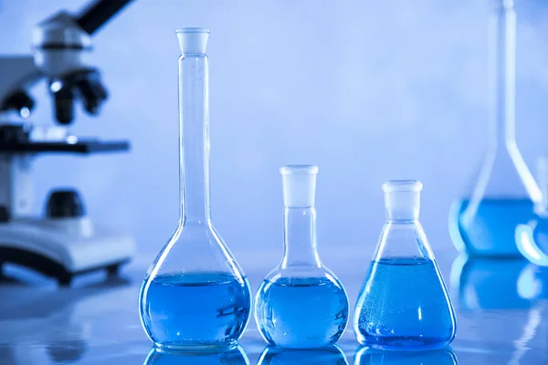 实验室烧杯 科学实验 蓝色背景 — 图库照片