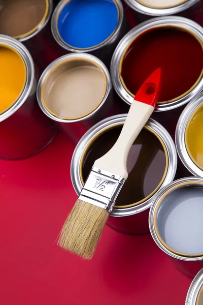 Baldes Abertos Com Uma Pintura Escova Fundo Vermelho — Fotografia de Stock