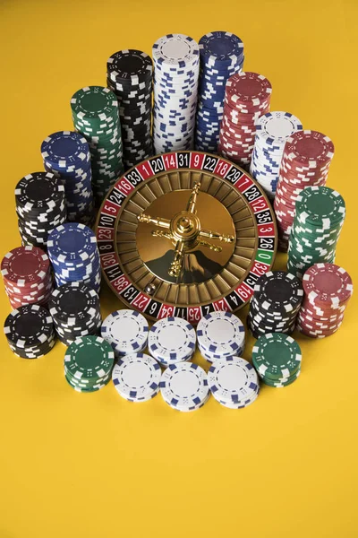 ポーカーゲームテーブルのチップ 動きのルーレットホイール カジノの背景 — ストック写真