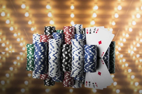 Oyun masasında poker çipleri