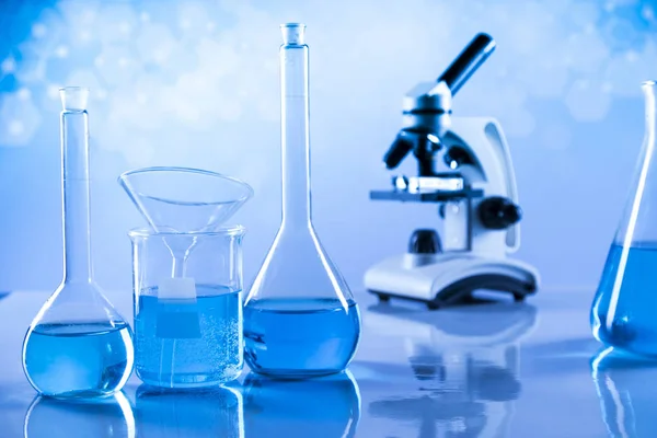 Laborbecher Wissenschaftsexperiment Blauer Hintergrund — Stockfoto