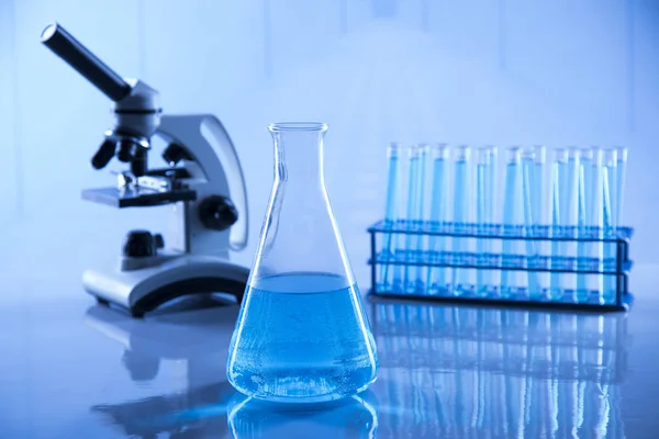 Laboratoriumbekers Wetenschappelijk Experiment Blauwe Achtergrond — Stockfoto