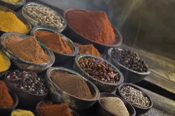 Varietà Spezie Erbe Aromatiche Sul Tavolo Della Cucina — Foto Stock