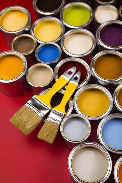 Cubos Llenos Pintura Óleo Color Arco Iris Sobre Fondo Rojo —  Fotos de Stock