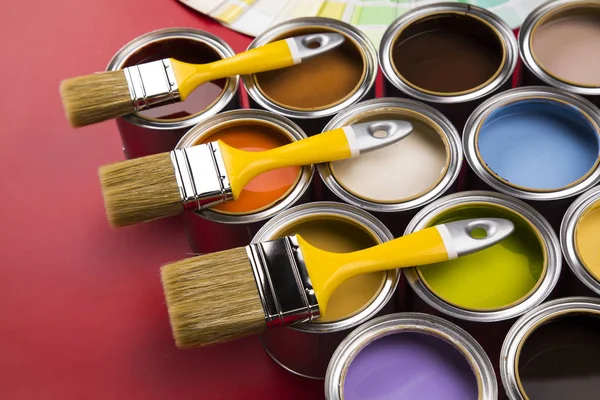 Cubos Llenos Pintura Óleo Color Arco Iris Fondo Rojo — Foto de Stock