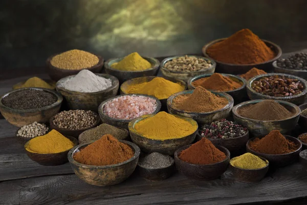 Vielfalt Aromatischer Gewürze Und Kräuter Auf Dem Küchentisch — Stockfoto